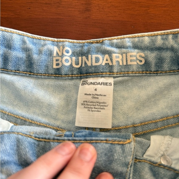 No Boundaries Mid Rise Light Wash Denim Shorts size 4 - Picture 5 of 9